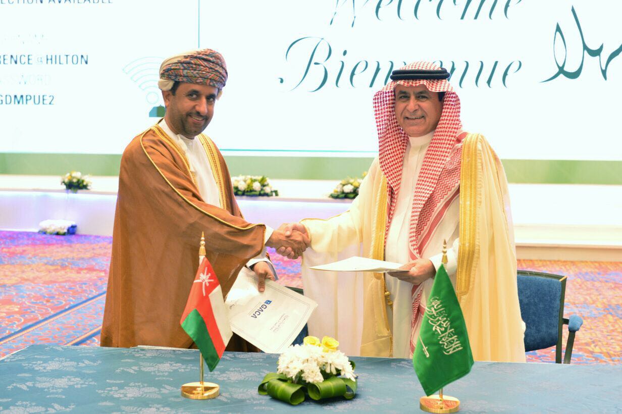 السلطنة توقع اتفاقاً مع المملكة العربية السعودية حول تشغيل (112) رحلة أسبوعية بين البلدين 